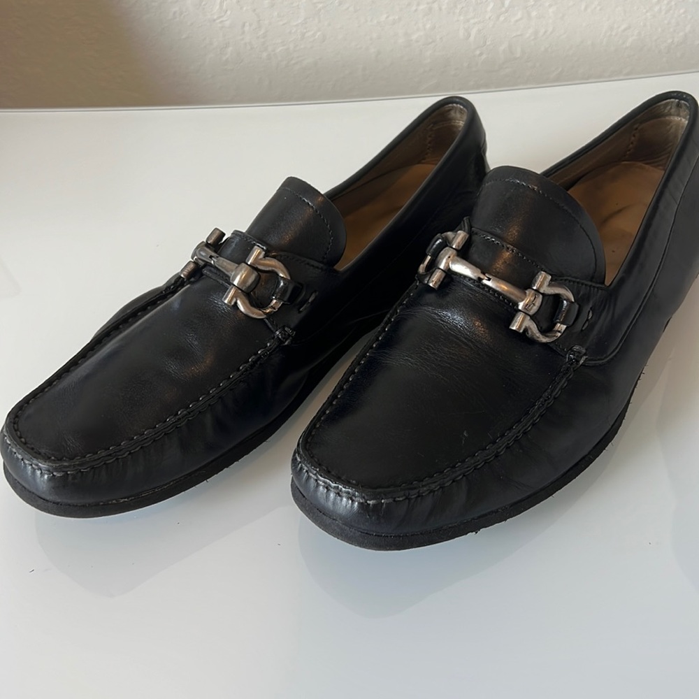 100% authentic Salvatore Ferragamo Black Leather Shoes in size 8